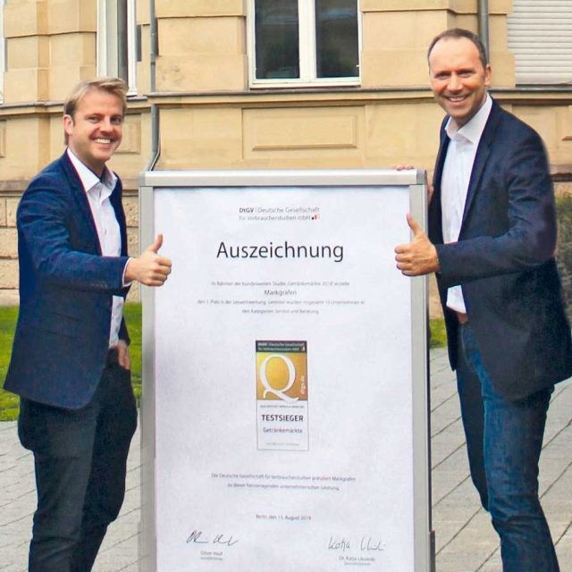 LAD_OBV_Theissen_Koerber Wohlfühlatmosphäre und Einkaufskomfort bieten Michael Körber (r.), Geschäftsführer MGV, und Sebastian Theissen (l.), Prokurist MGV, in derzeit 200 Getränkemärkten von Berlin bis Südbayern. Im August 2019 wurde die Markgrafen Getränkevertrieb-GmbH Testsieger der Qualitätsstudie der Deutschen Gesellschaft für Verbraucherstudien, DtGV.
Foto: MGV