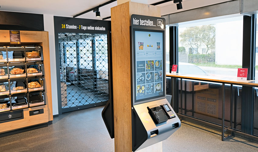 Einkaufen 24/7 im Edeka in Renningen: Über ein Touchscreen-Display können Shopper Produkte auswählen und vor Ort abholen. Foto: Pyramid