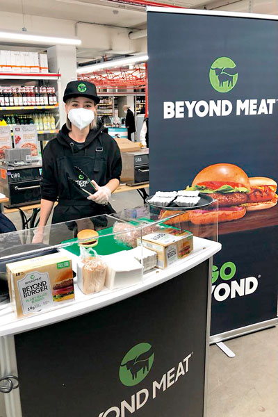 Auf den Geschmack gebracht: Promoter haben die veganen Fleischersatzprodukte von Beyond Meat zum Probieren angeboten. 
Foto: Pearl Promotion.