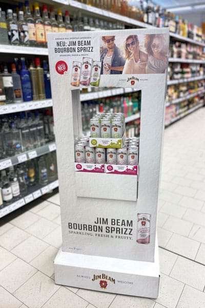 Sommerlaune am POS: Die Displays lenken die Aufmerksamkeit der Shopper auf die Neuprodukte und animieren zu Impulskäufen. Foto: Schelling