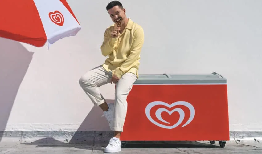 Langnese Auf in die EisCharts display Magazin