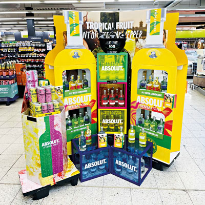 Bunte Feierlaune: Auch die Marken Bumbu Rum und Absolut Vodka sprechen Shopper mit großen POS-Platzierungen an. Foto: Pernod Ricard Deutschland