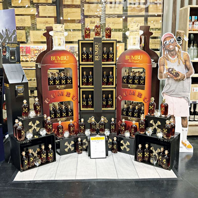 Bunte Feierlaune: Auch die Marken Bumbu Rum und Absolut Vodka sprechen Shopper mit großen POS-Platzierungen an. Foto: Pernod Ricard Deutschland